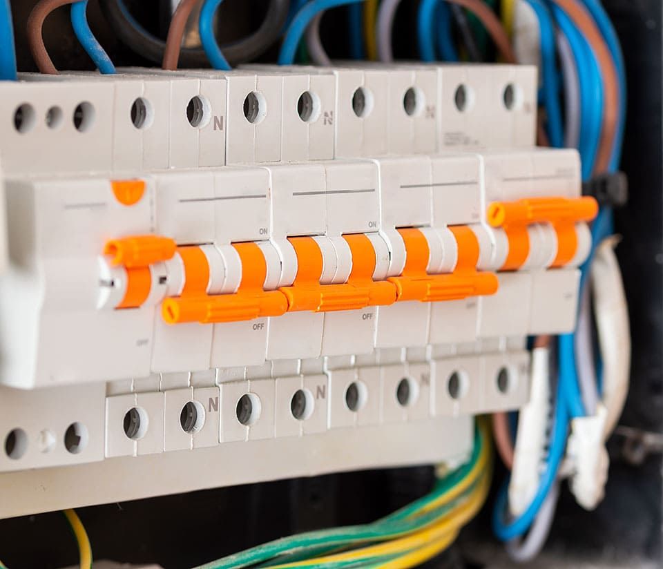 Un disjoncteur blanc et orange.