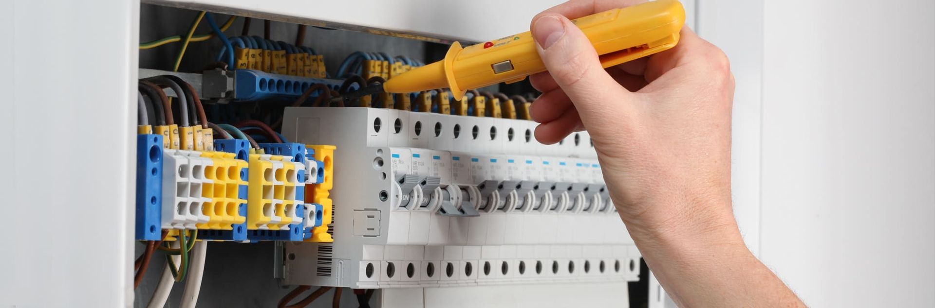 Un tournevis sur un disjoncteur.