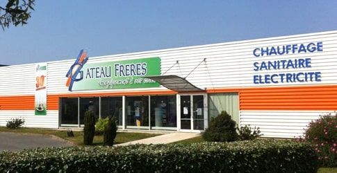 Façade blanche et orange du batiment de l'entreprise Gateau Freres.