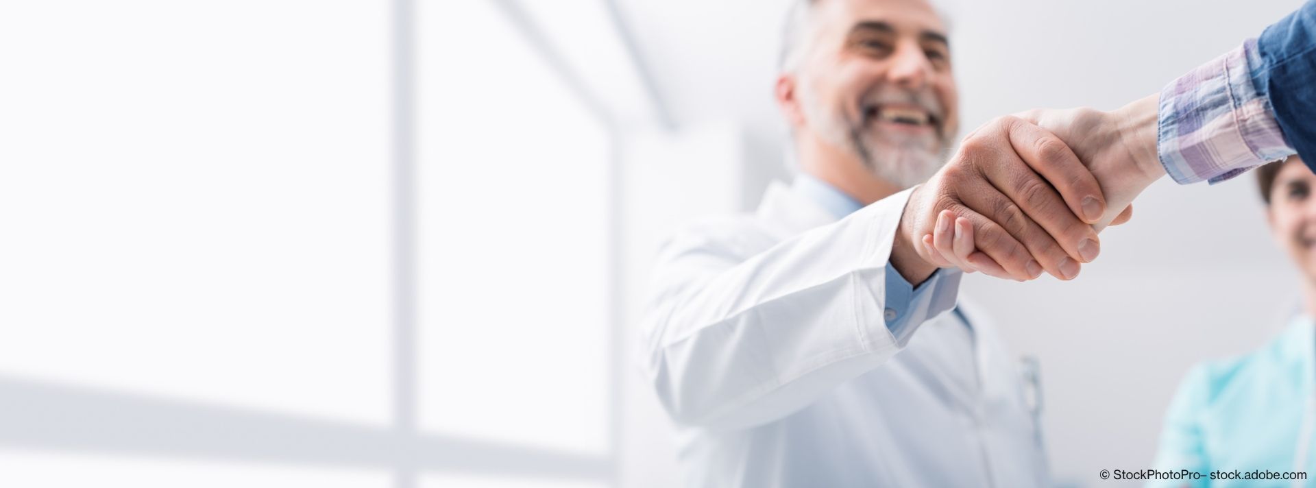 Arzt schüttelt die Hand vom Kollegen