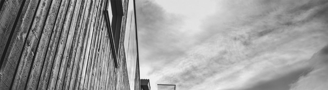 Gebäude und grauer Himmel