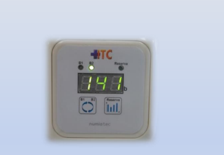 Una pantalla digital tc muestra una temperatura de 49,9 grados