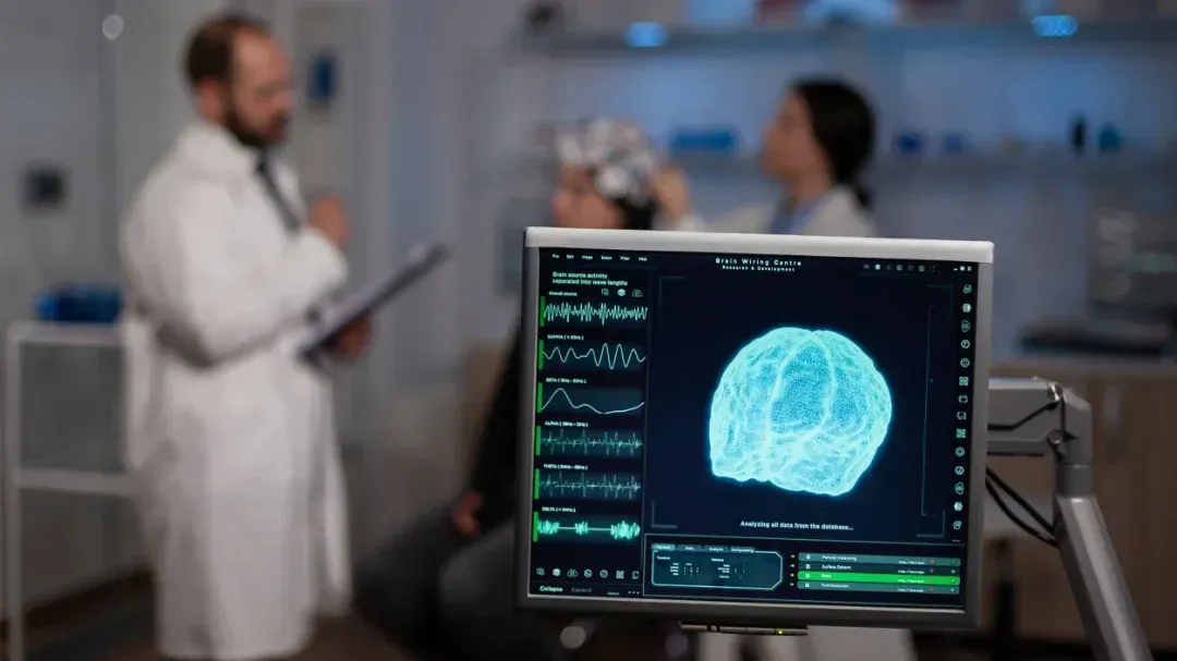 Un médico está mirando una exploración cerebral en la pantalla de una computadora.