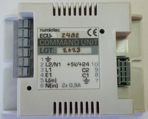 La parte posterior de una unidad de comando ecu 2402 de Numotec