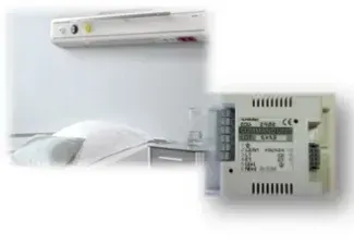 Una habitación de hospital con una cama y un termostato en la pared.