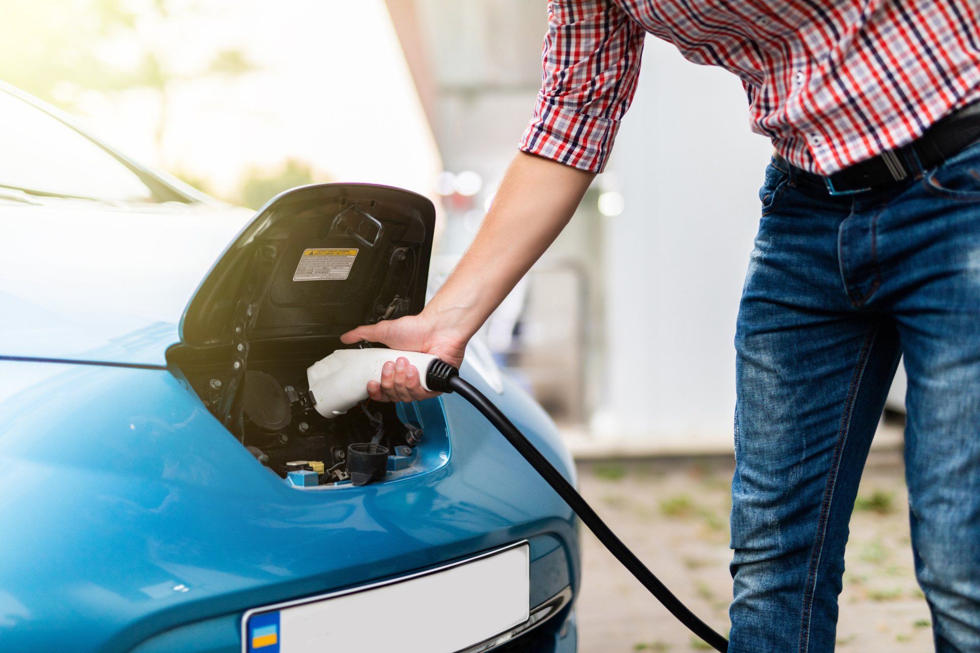 Un homme charge sa voiture