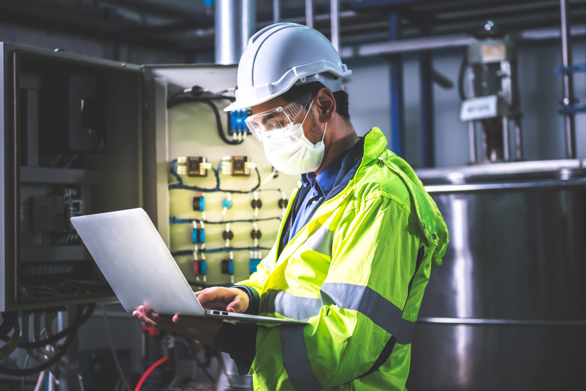 Technicien tenant un ordinateur portable