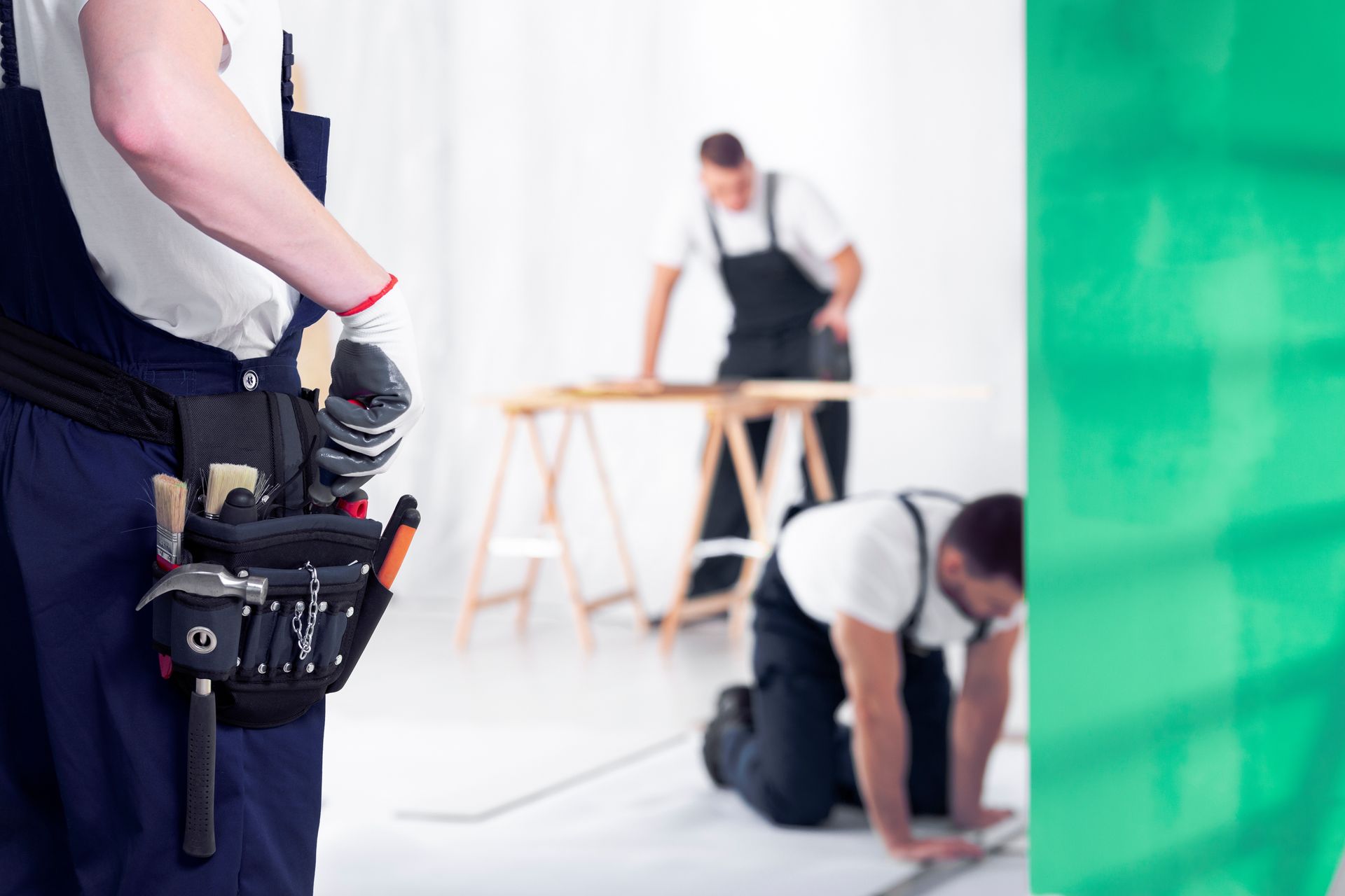 3 artisans en train de travailler