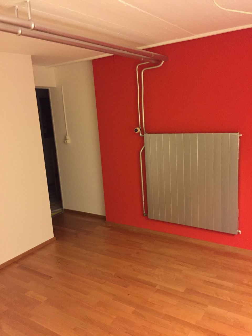 Zimmer mit roter Wand