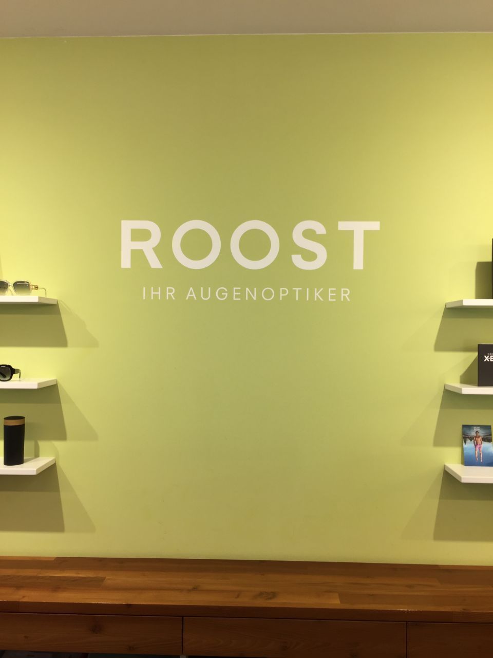 Gestrichene Wand mit Schriftzug