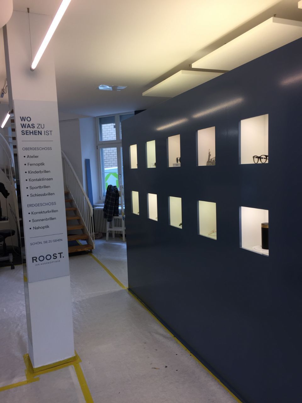 Raumteiler in Dunkelblau