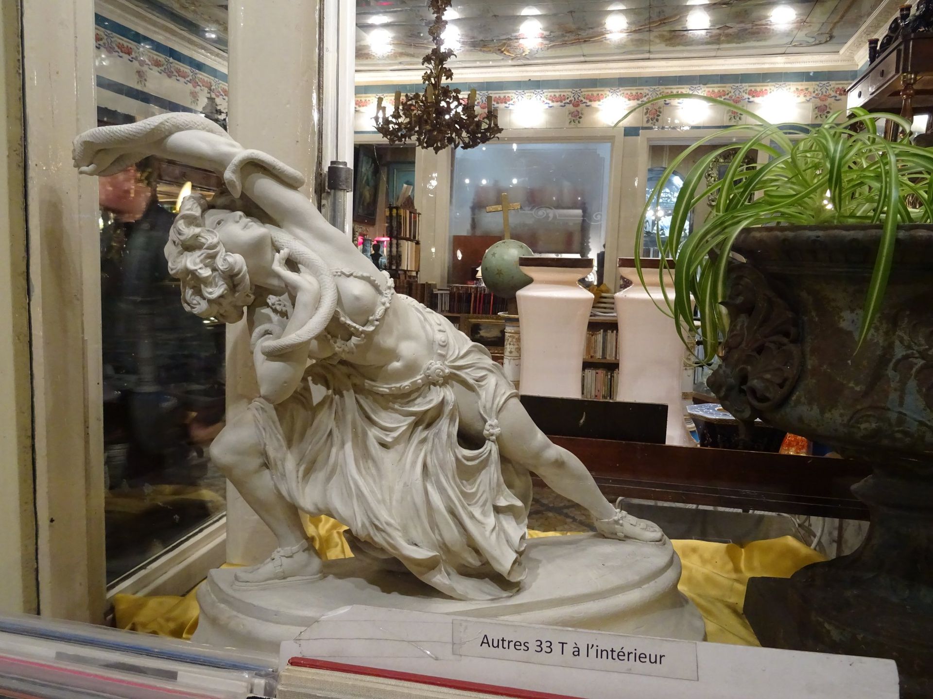 Statut d'une femme avec des serpents.