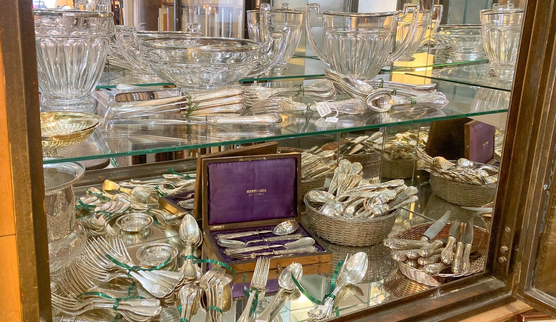 Étagère avec de l'argenterie : coupelles en verres, couverts…