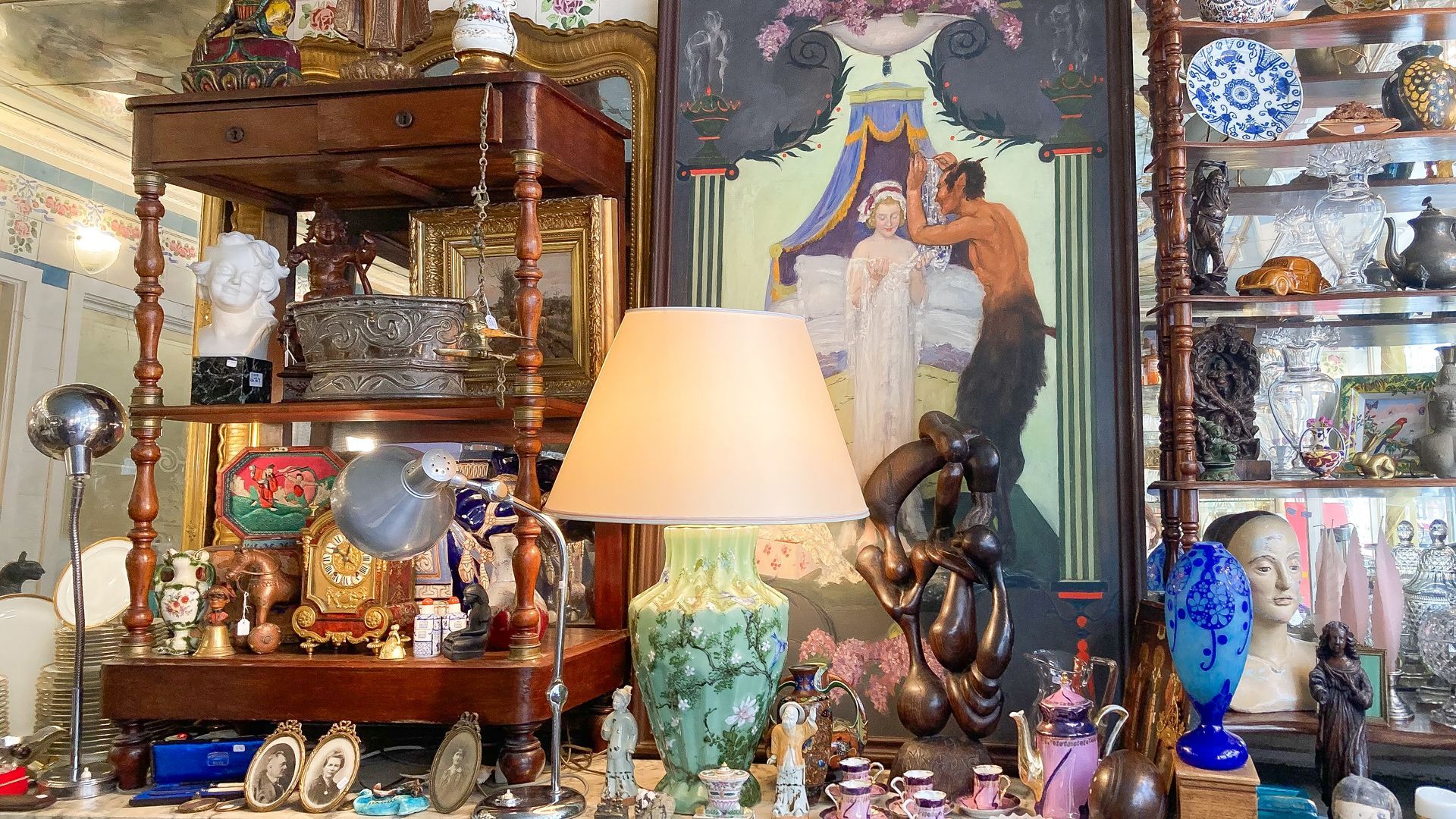 Deux étagères avec un tableau au centre.