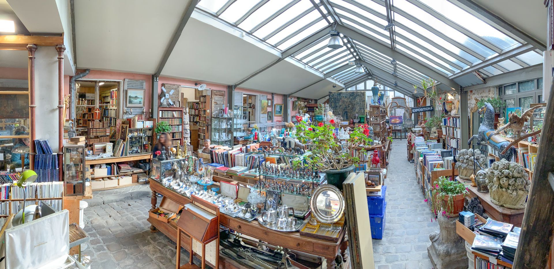 Grande pièce illuminée par une grande verrière.