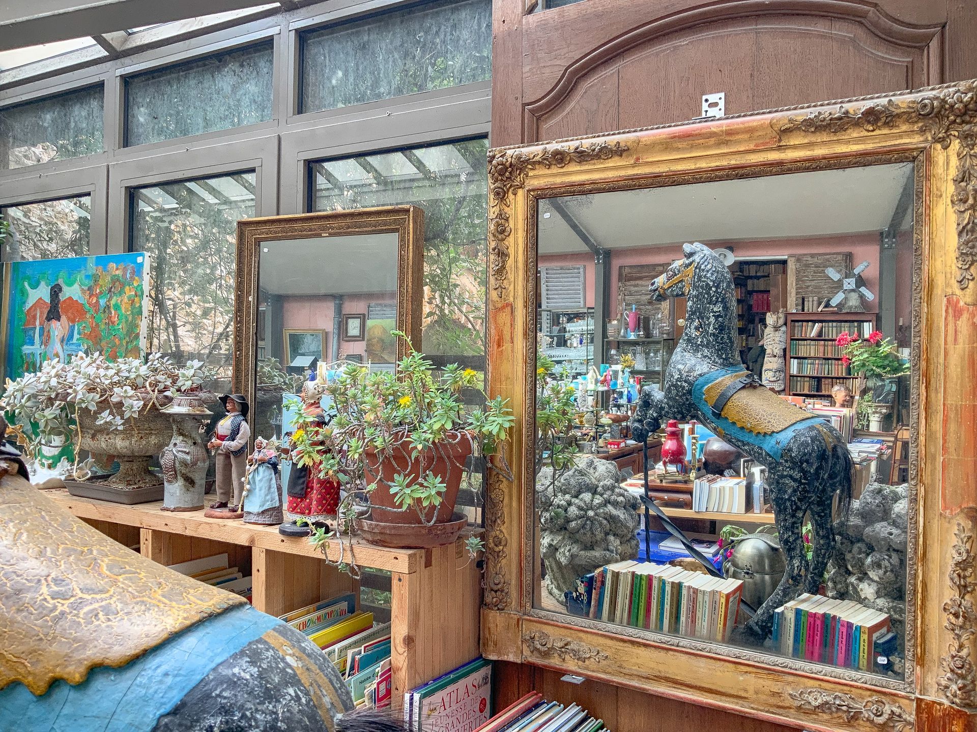 Miroirs, sculpture d'un cheval, plantes vertes…