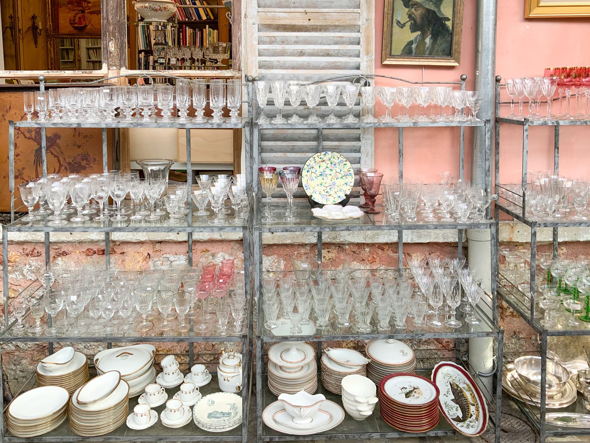 Vaisselles : verres à pieds, tasses, petites assiettes…