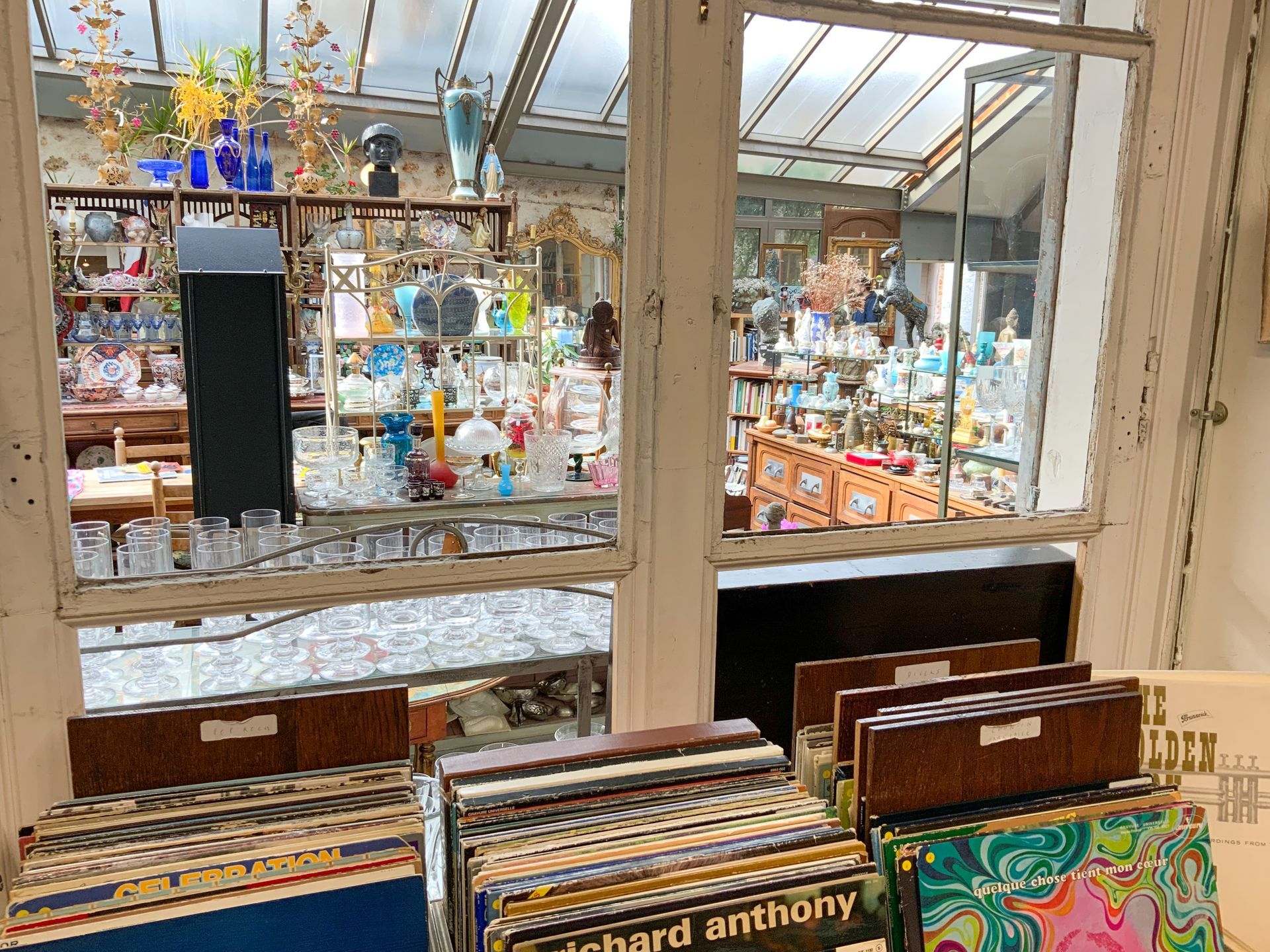 Fenêtre avec vue sur la grande pièce d'exposition.