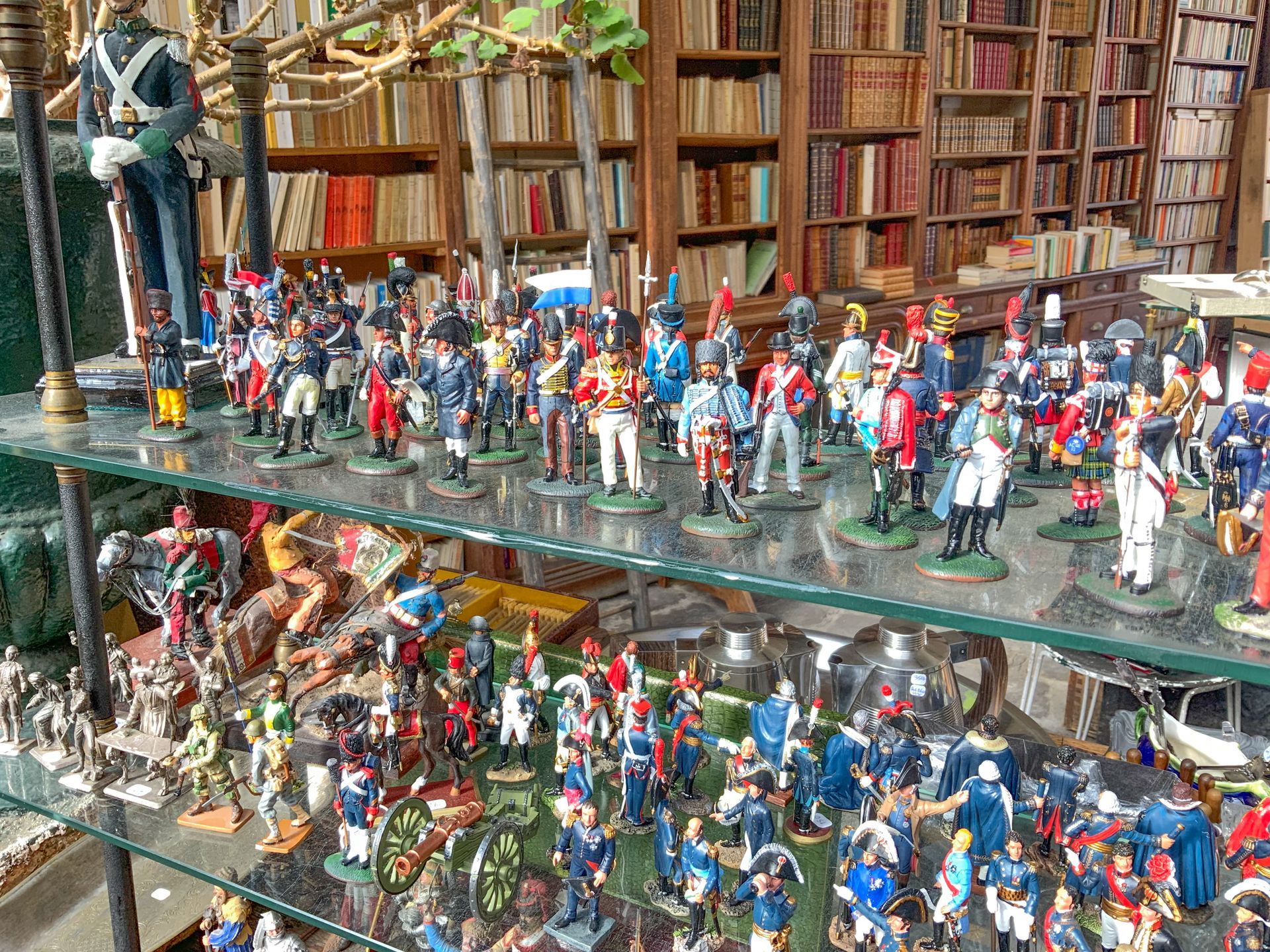 Étagère avec une collection de petites figurines.