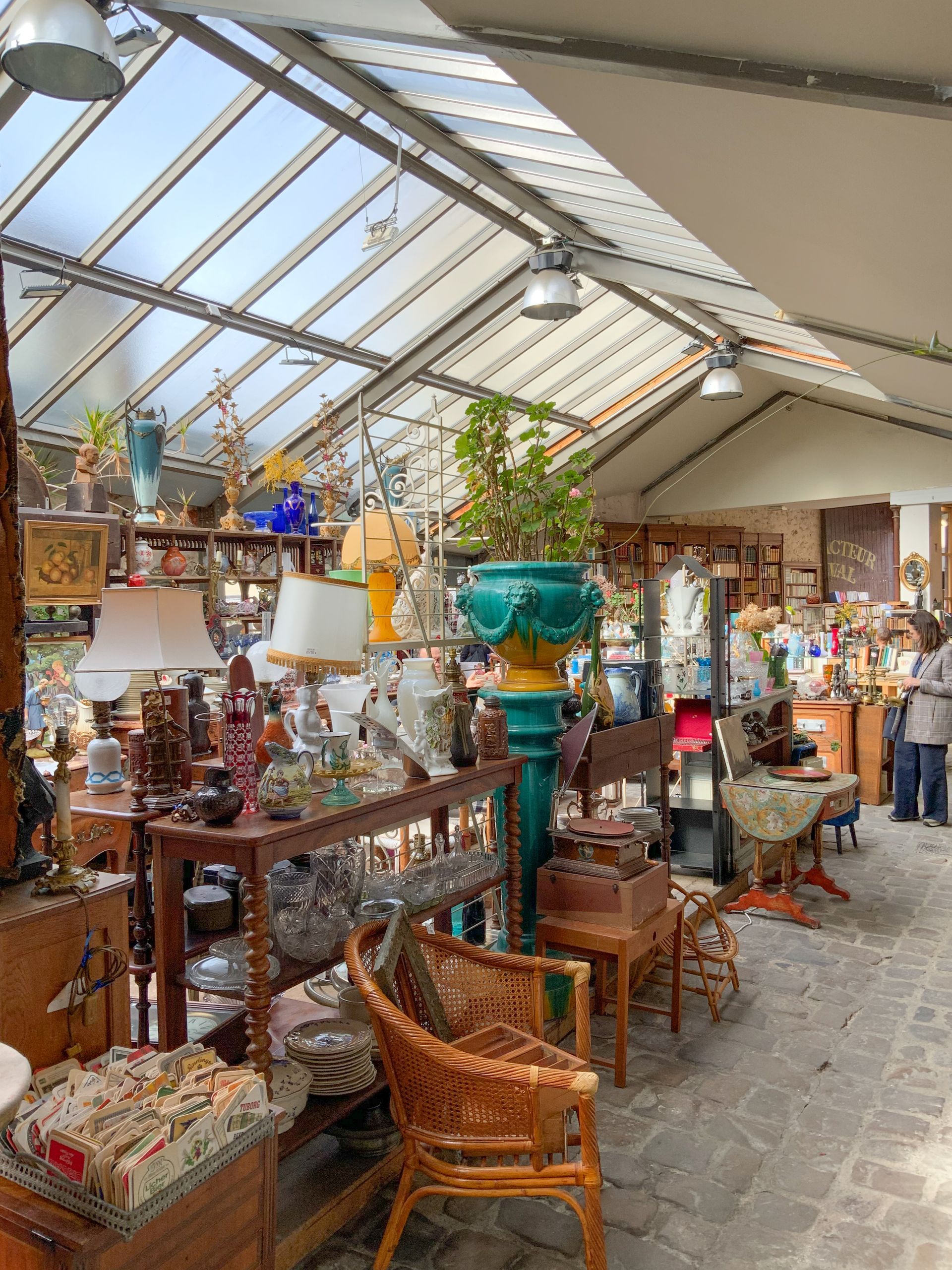 Expositions de plusieurs lampes et vases.