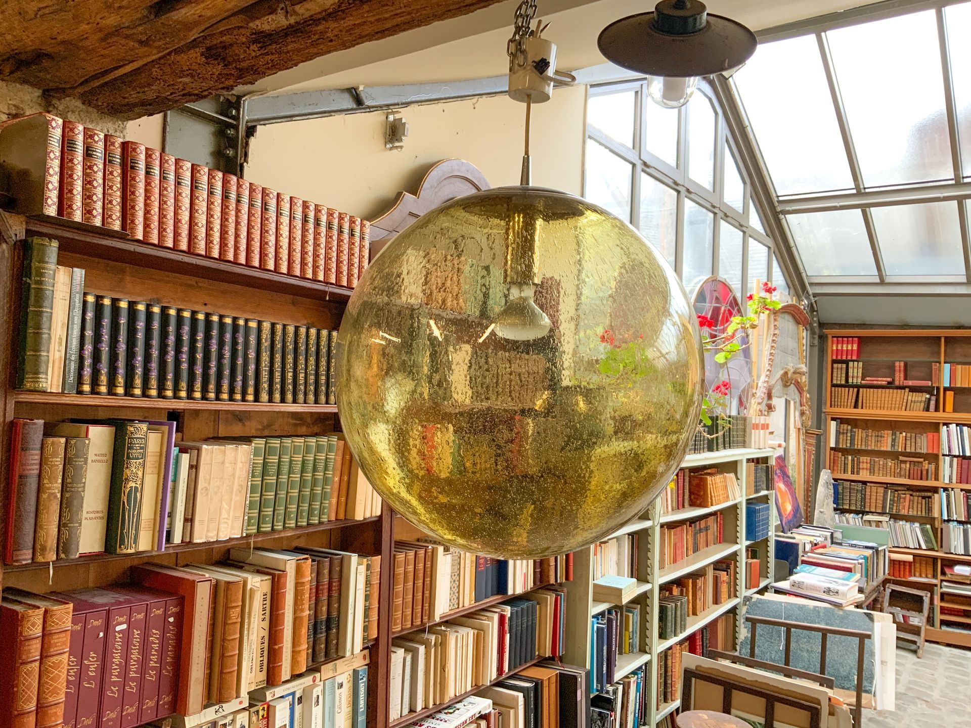 Lustre en verre de forme arrondi.
