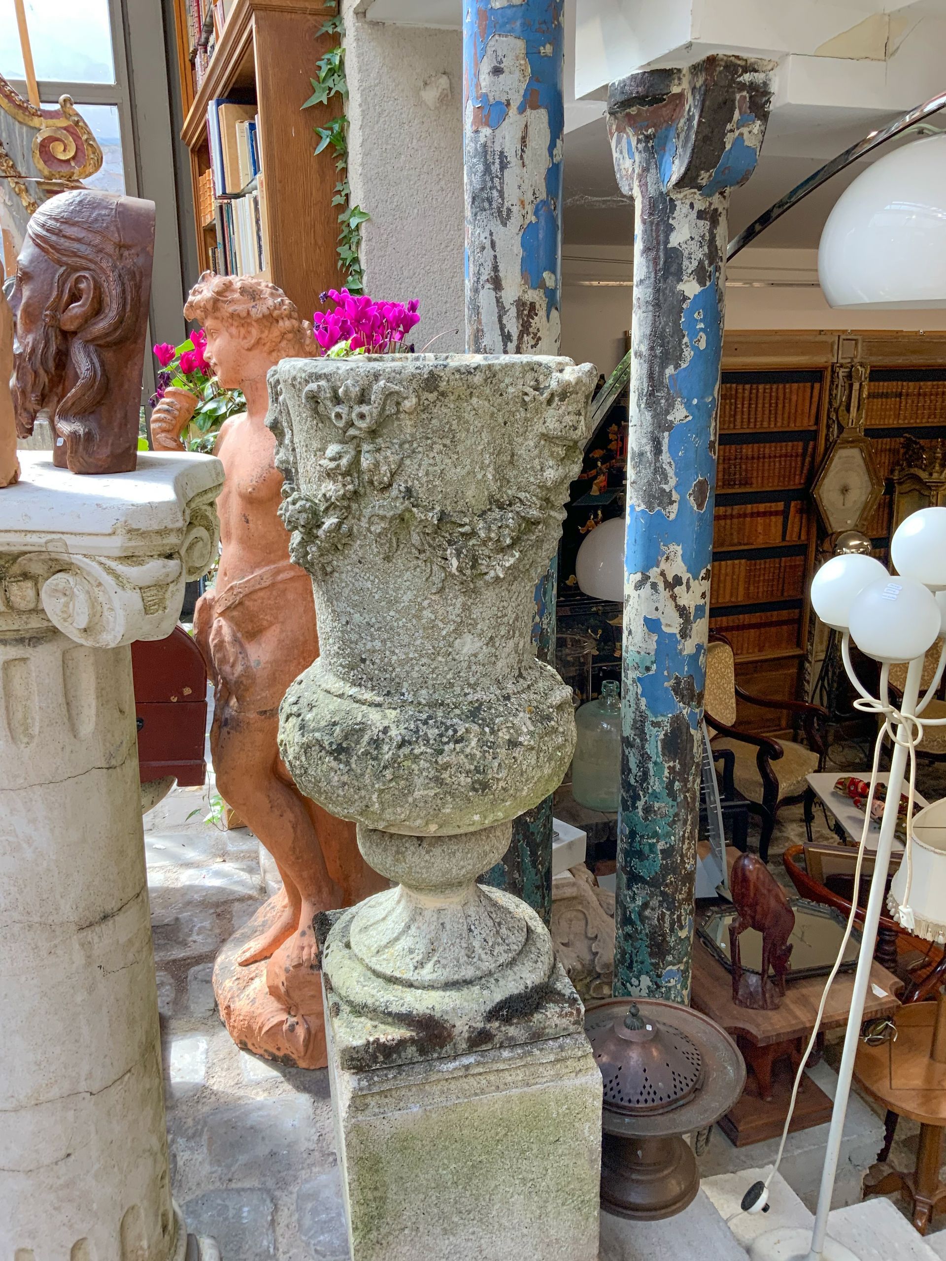 Ancien vase sculpté dans la pierre.