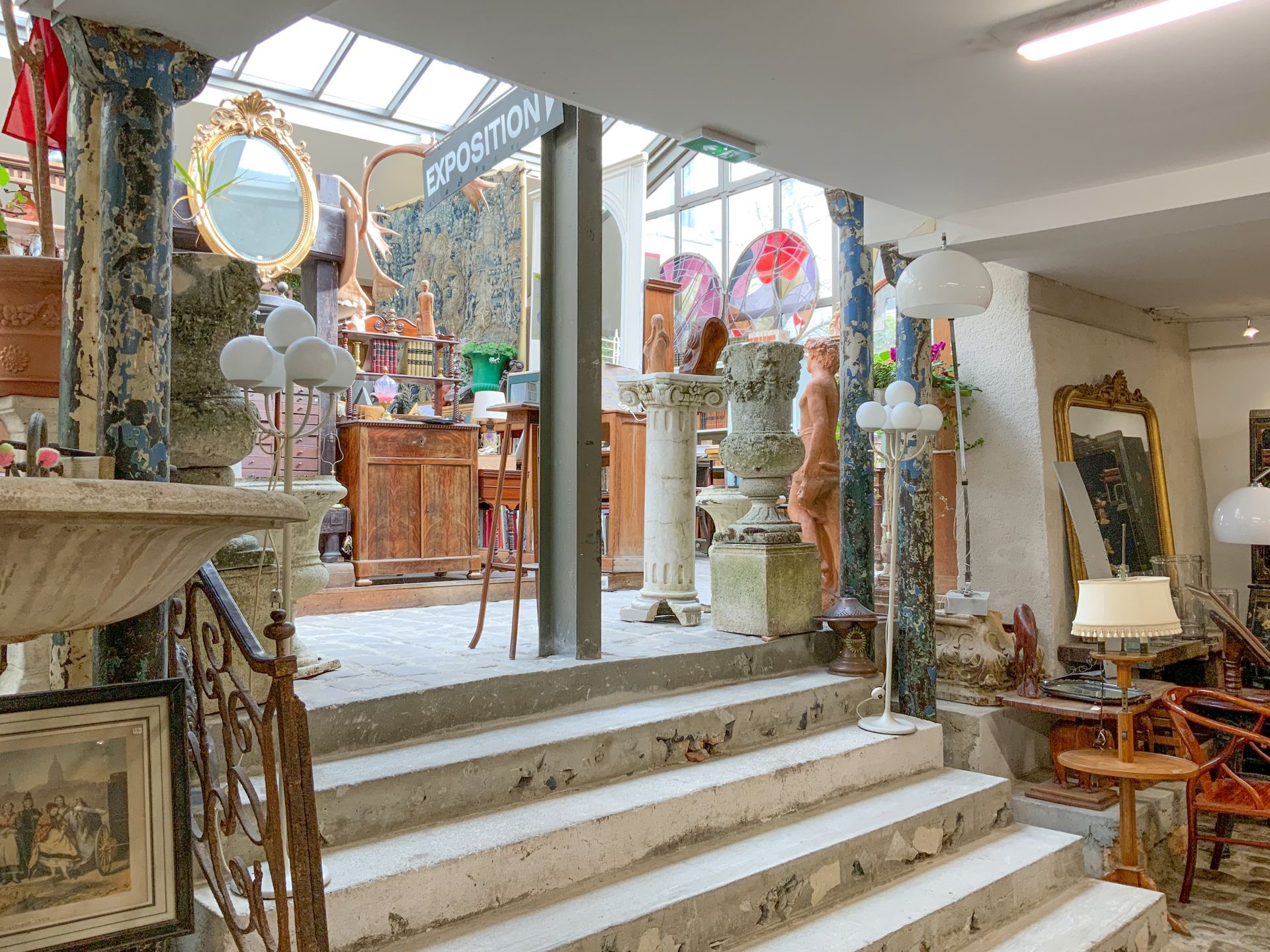 Escaliers en pierre avec un panneau 