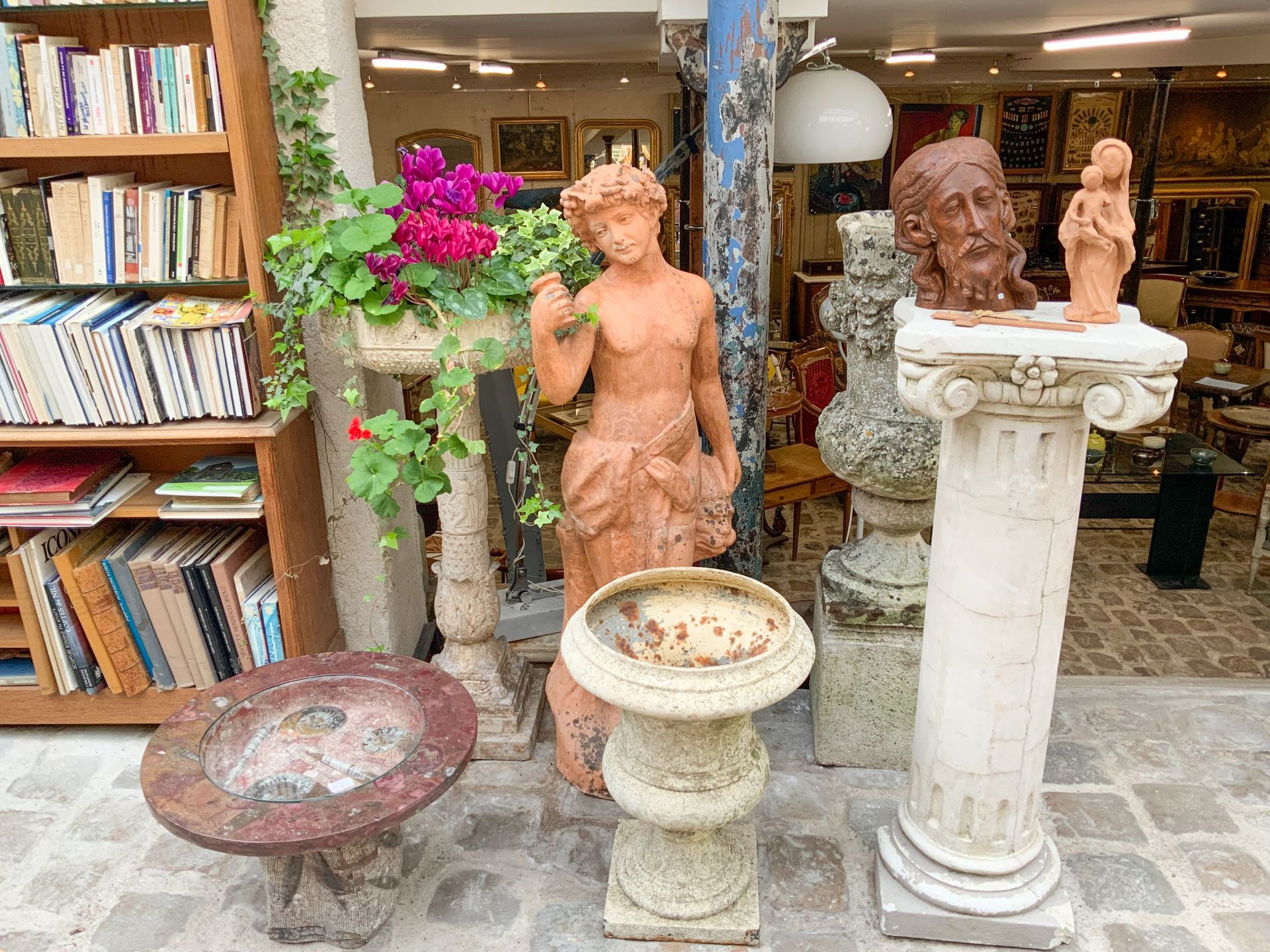 Diverses sculptures : Piliers, bustes, femmes, tables…