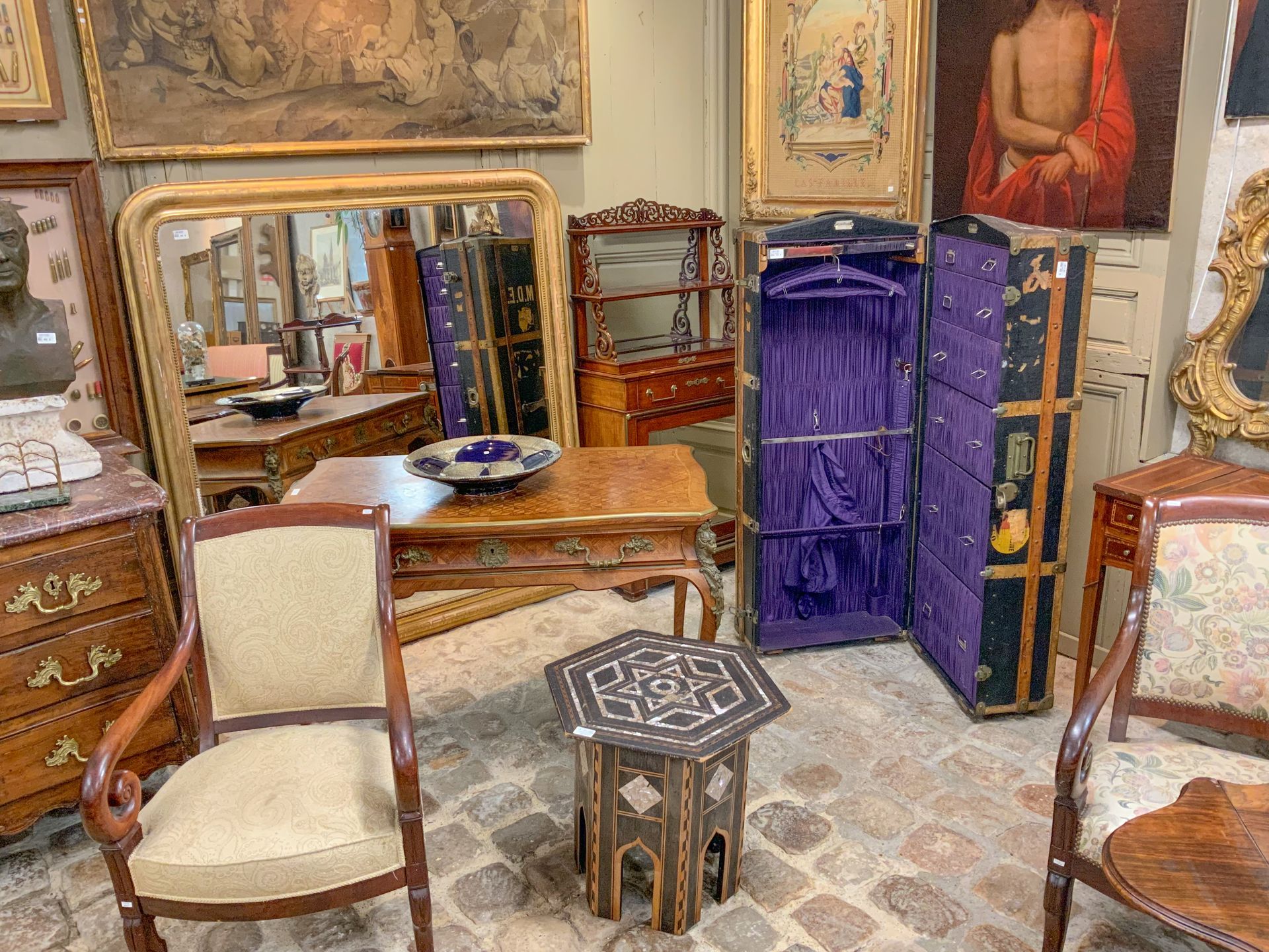 Grand miroir carré, fauteuil beige, petite table basse...