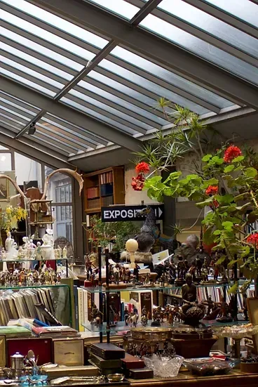 Boutique de Versailles avec la verrière et des fleurs.