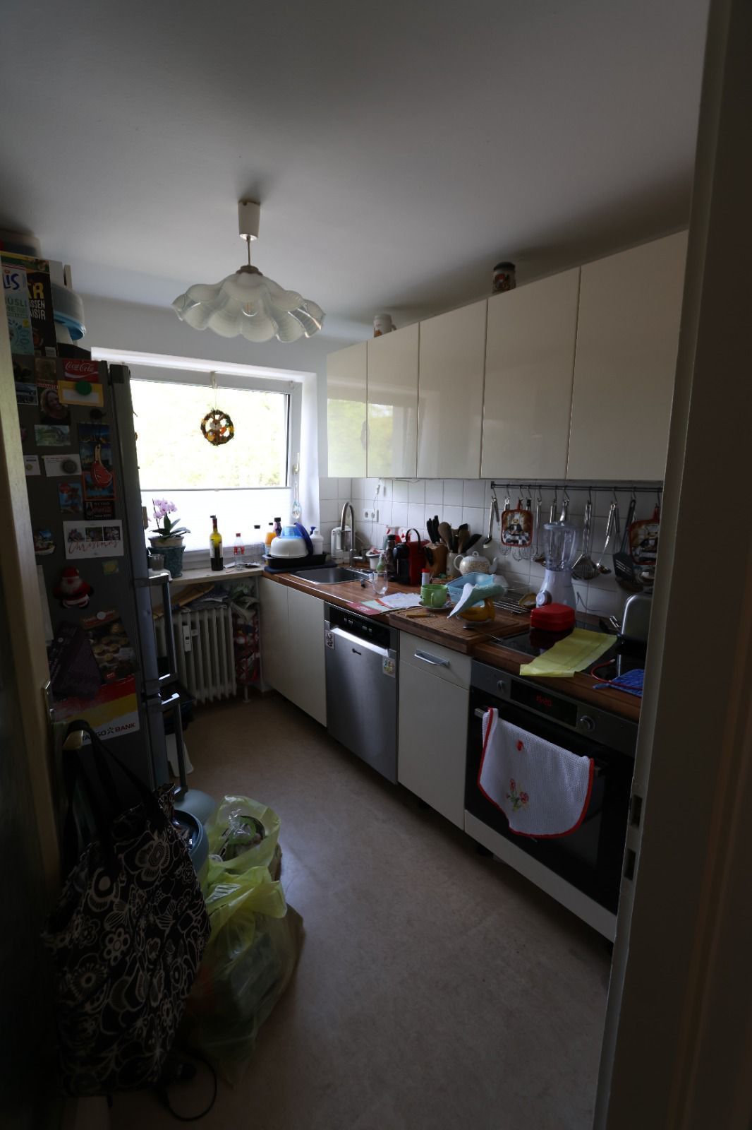 Eine an der Decke montierte Leuchte in einem Raum mit hellem Schrank.