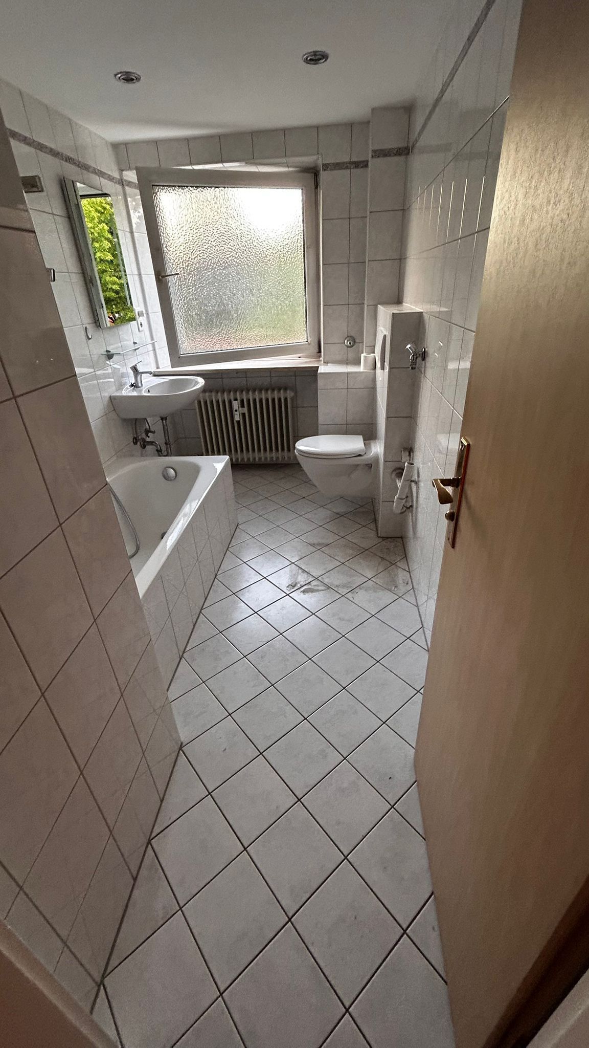 Blick durch ein Badezimmerfenster mit Milchglas.
