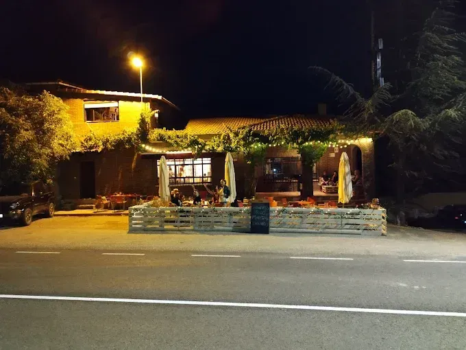 Vista nocturna de una cafetería 