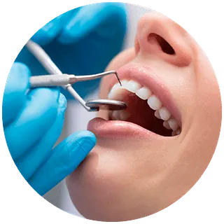 Una mujer está siendo examinada por un dentista.