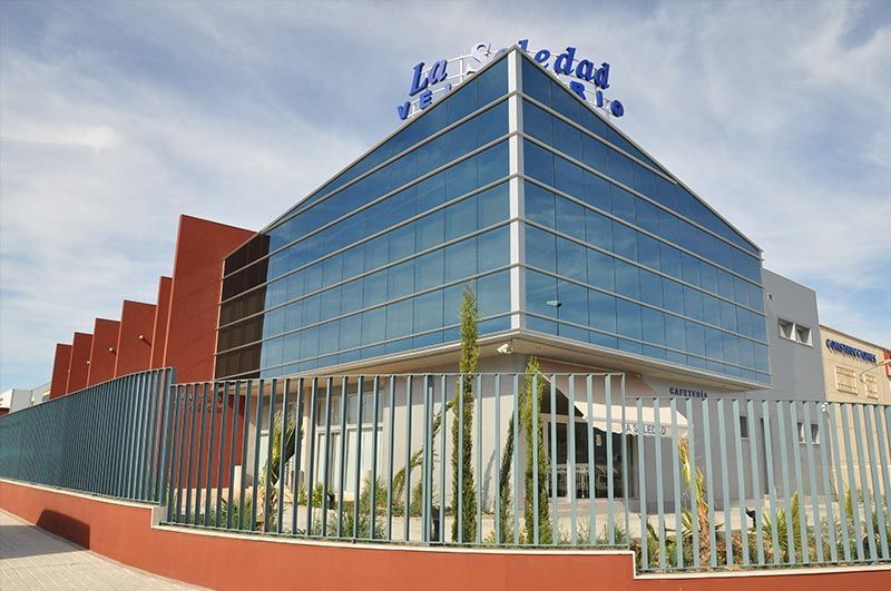 Un gran edificio con un cartel que dice la sociedad