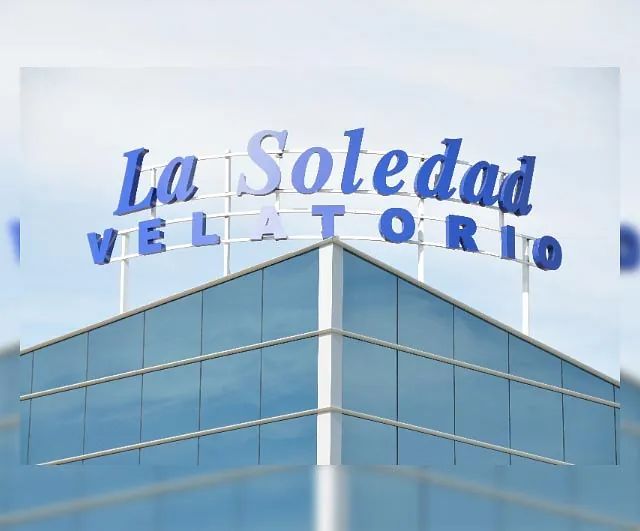 Un edificio con un cartel que dice La Soledad Velatorio