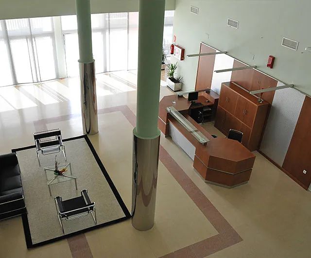 Una vista aérea de un vestíbulo con un escritorio y sillas.