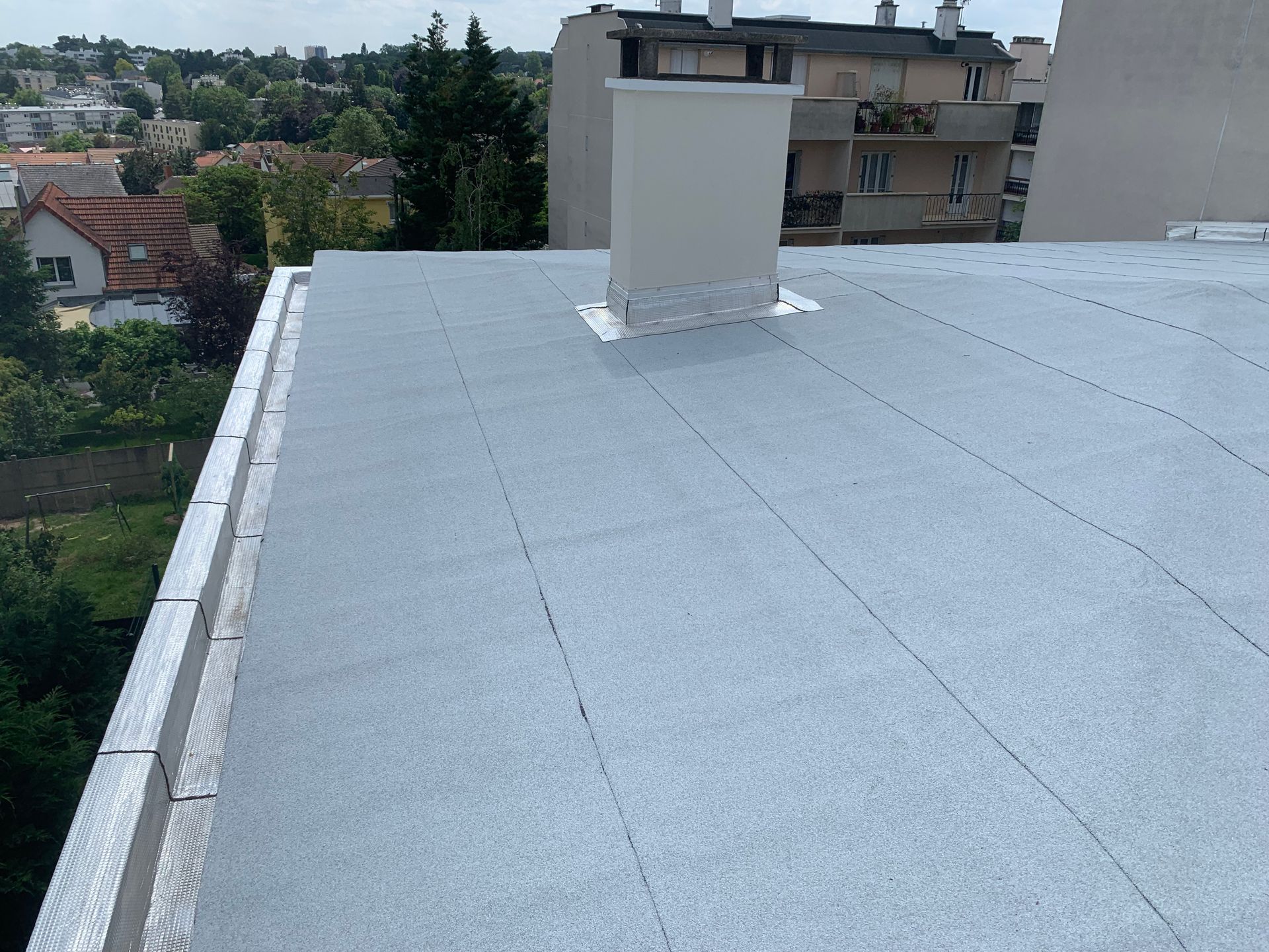 Dessus d'un toit gris