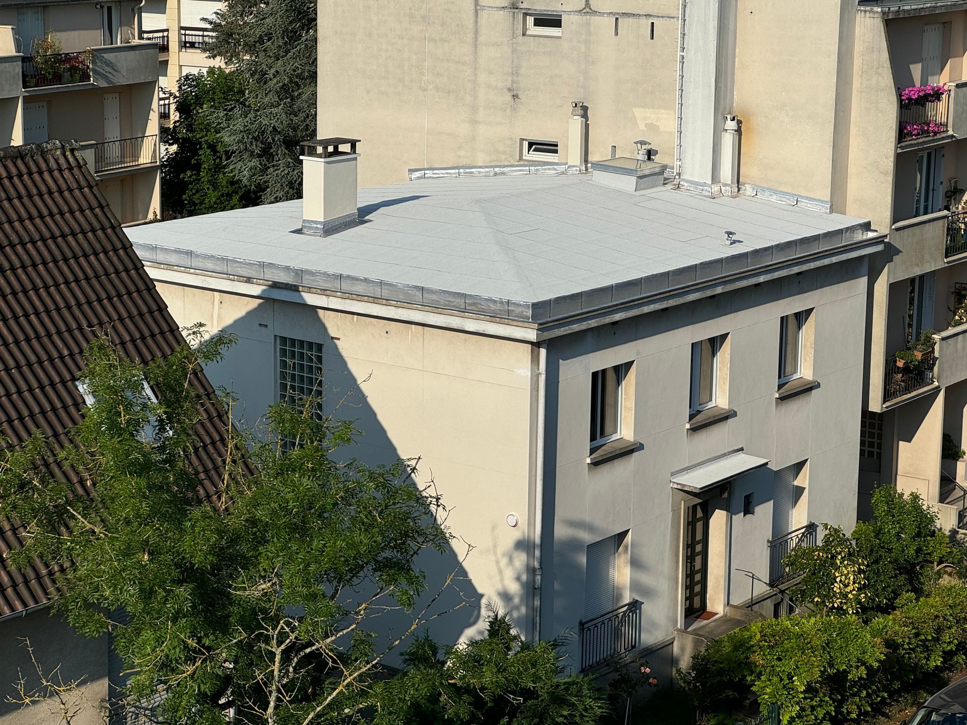 Toit en zinc d'une maison vue de loin