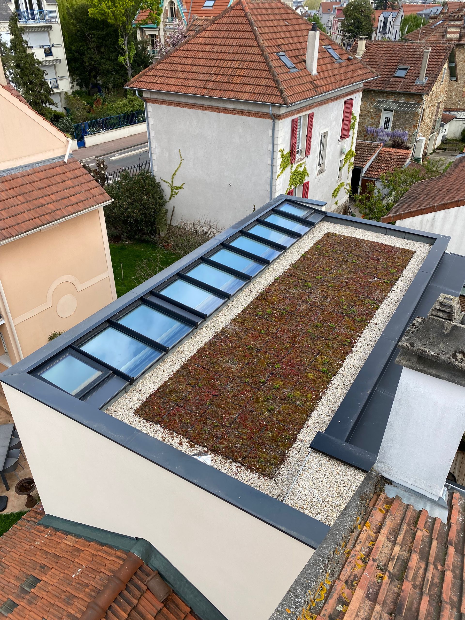 Toit plat d'une maison après des travaux d'étanchéité