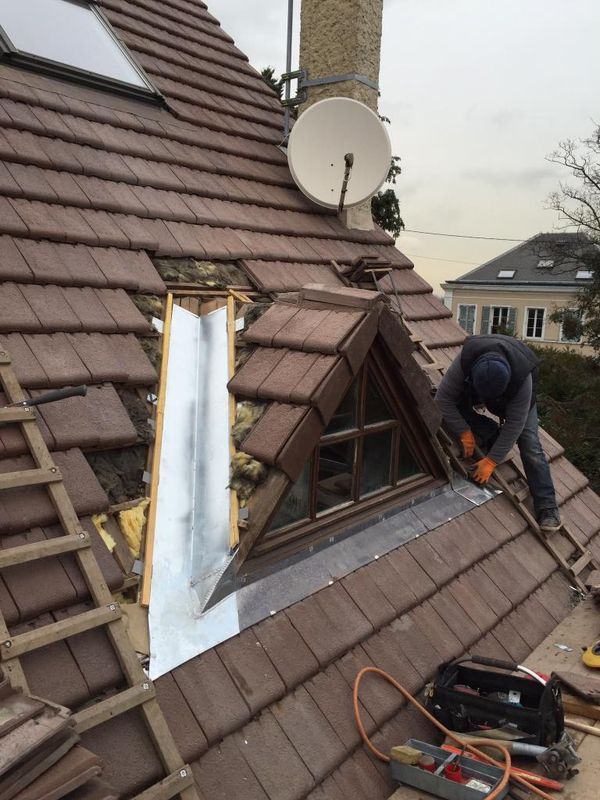 Pose de tuiles autour d'une fenêtre de toit