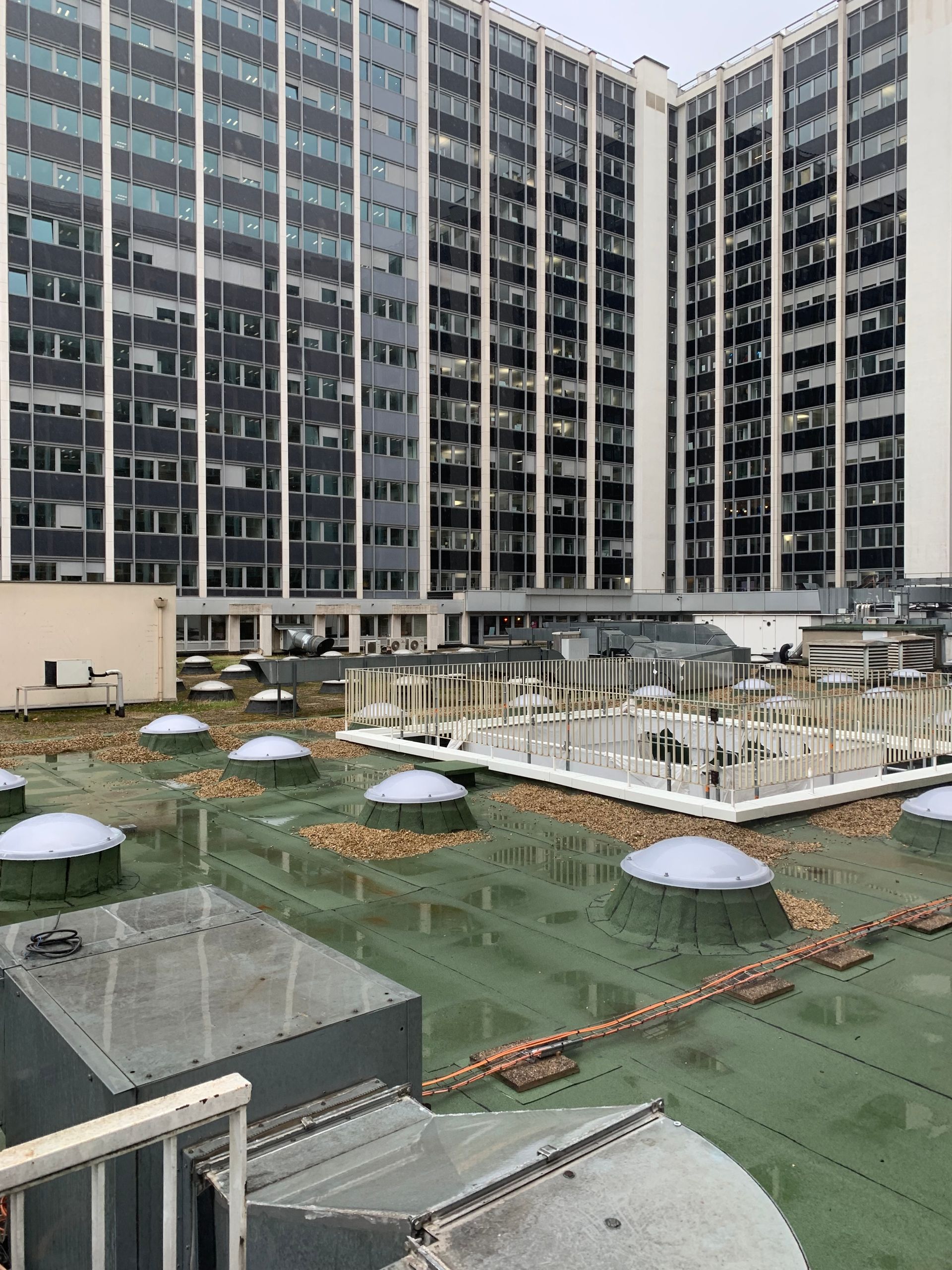 Travaux d'étanchéité sur le toit d'un immeuble