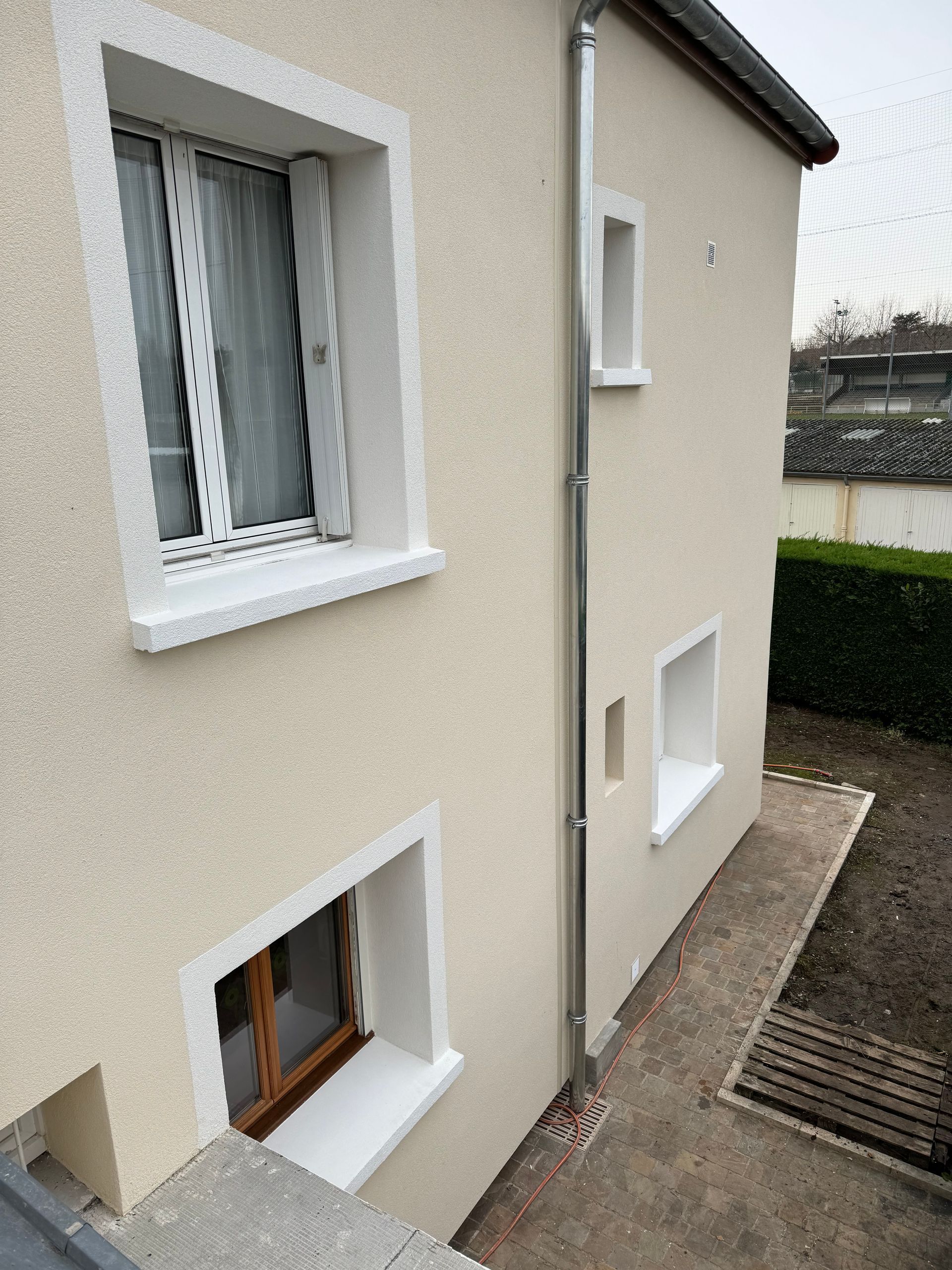 Gros plan sur les finitions d'une façade