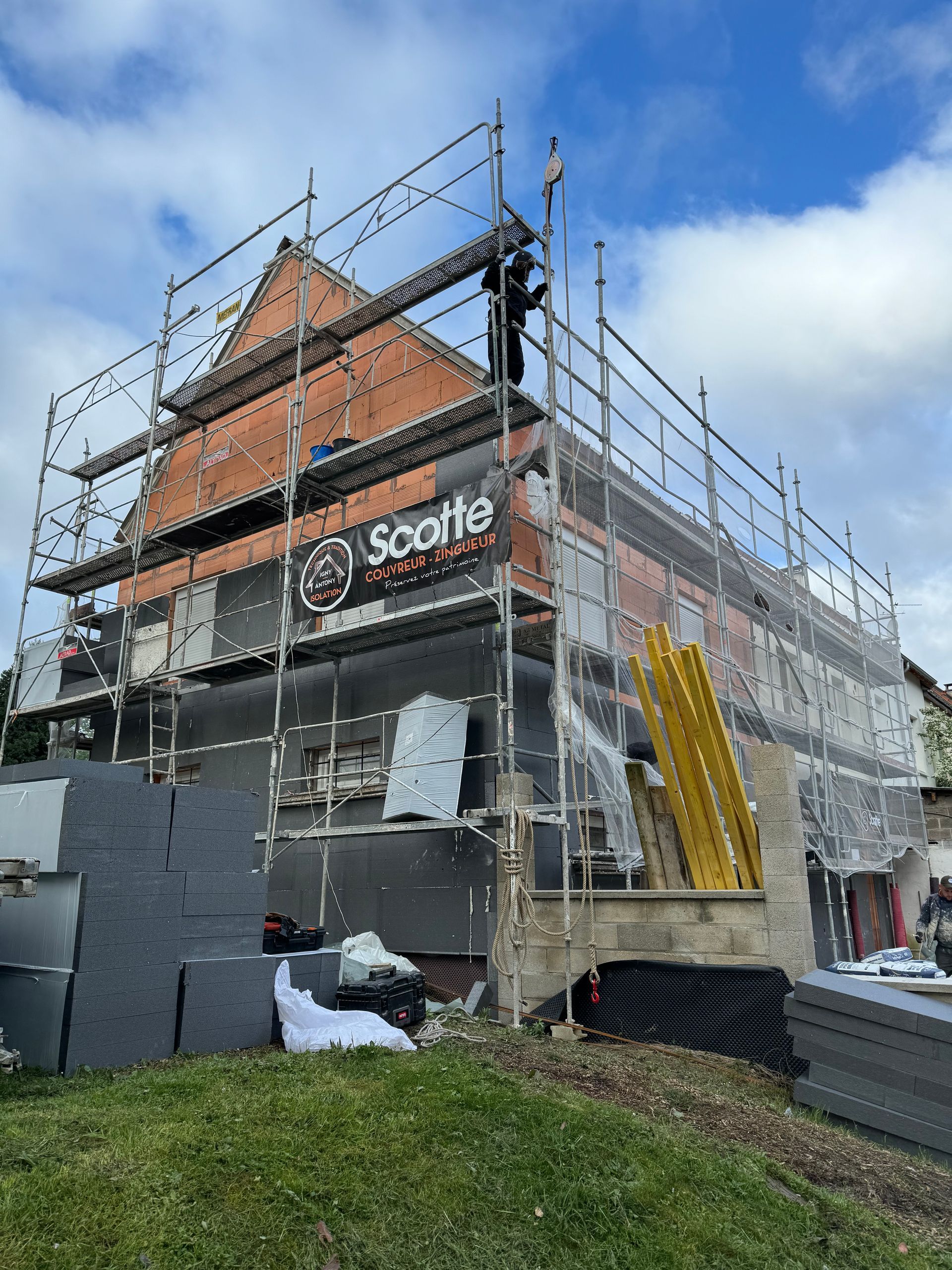 Maison en brique avec échafaudages