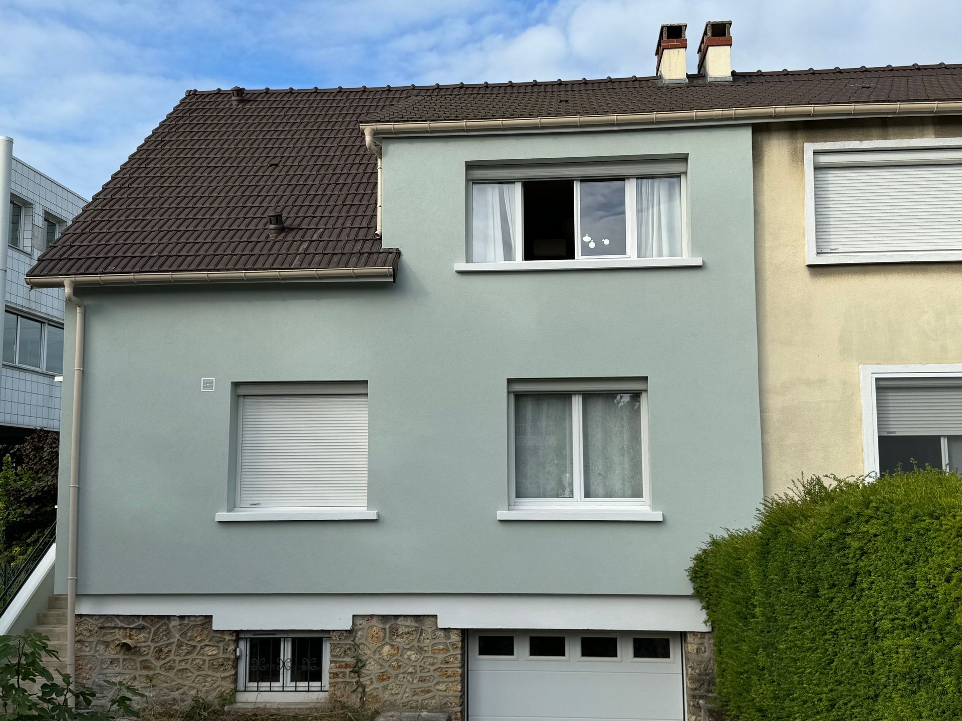 Maison à la façade peinte en vert