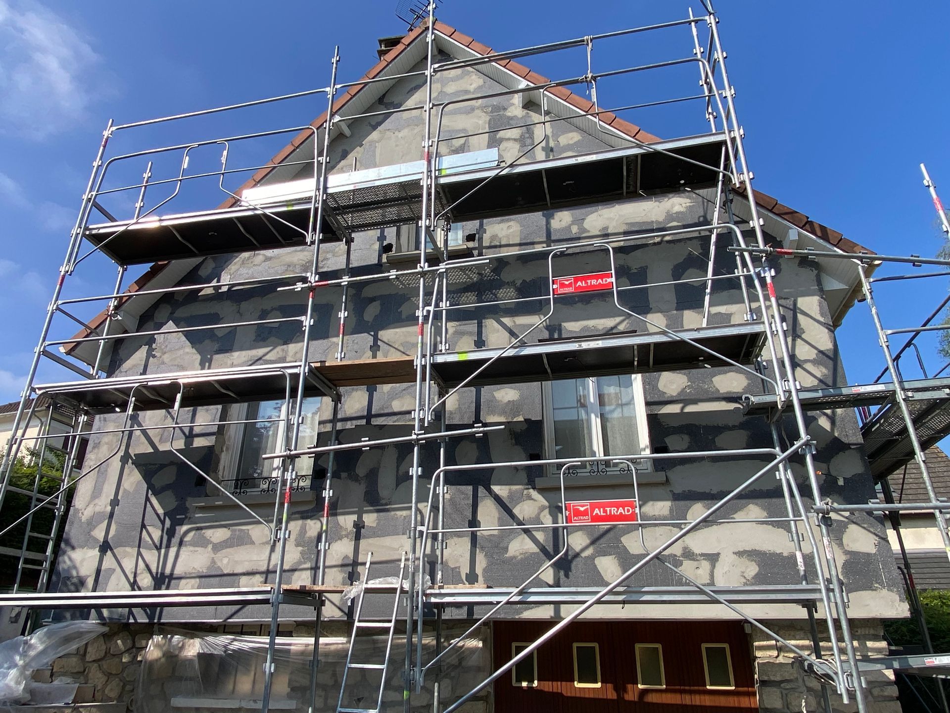 Échafaudages sur le devant d'une maison