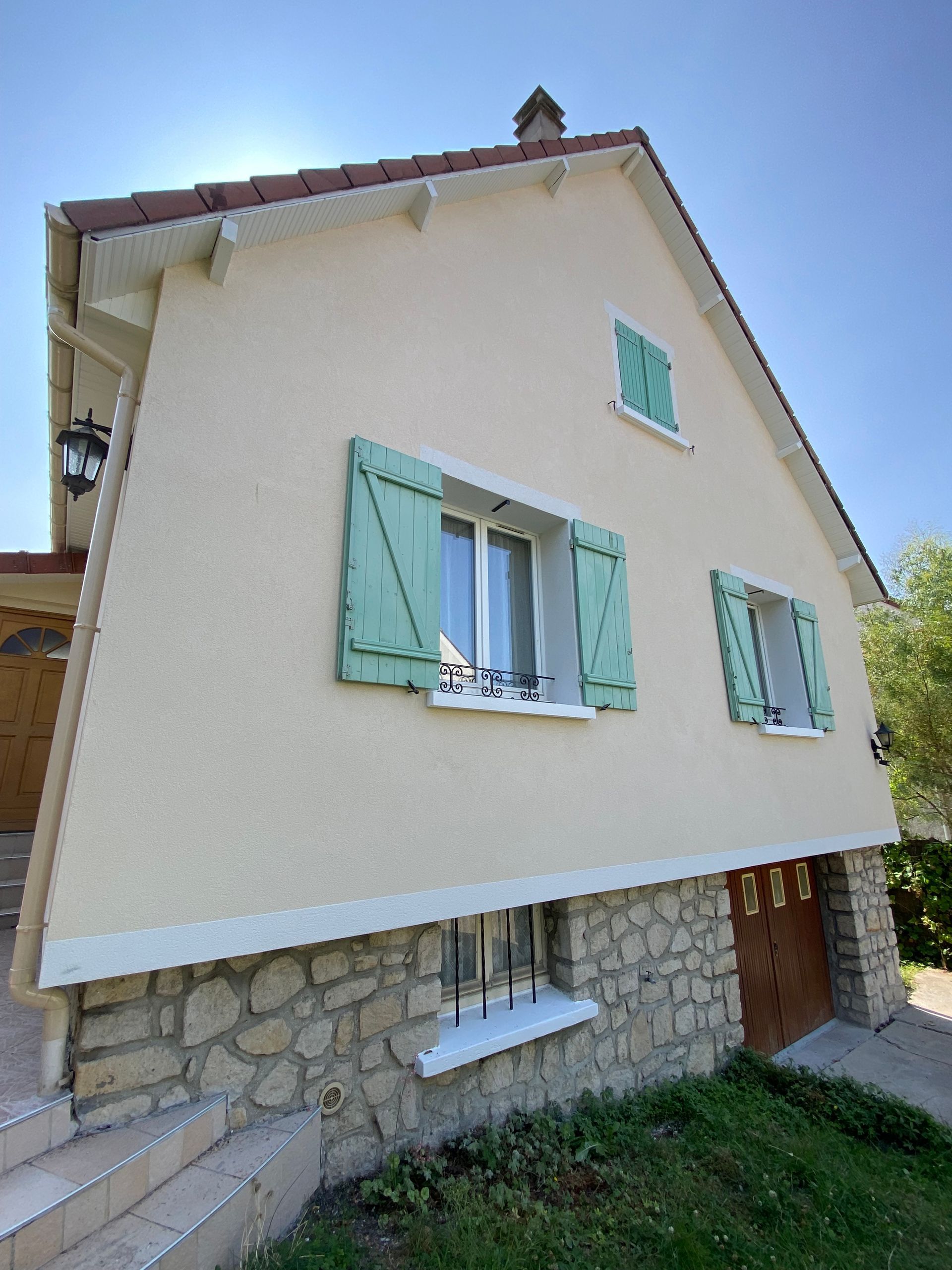 Côté d'une maison aux volets verts