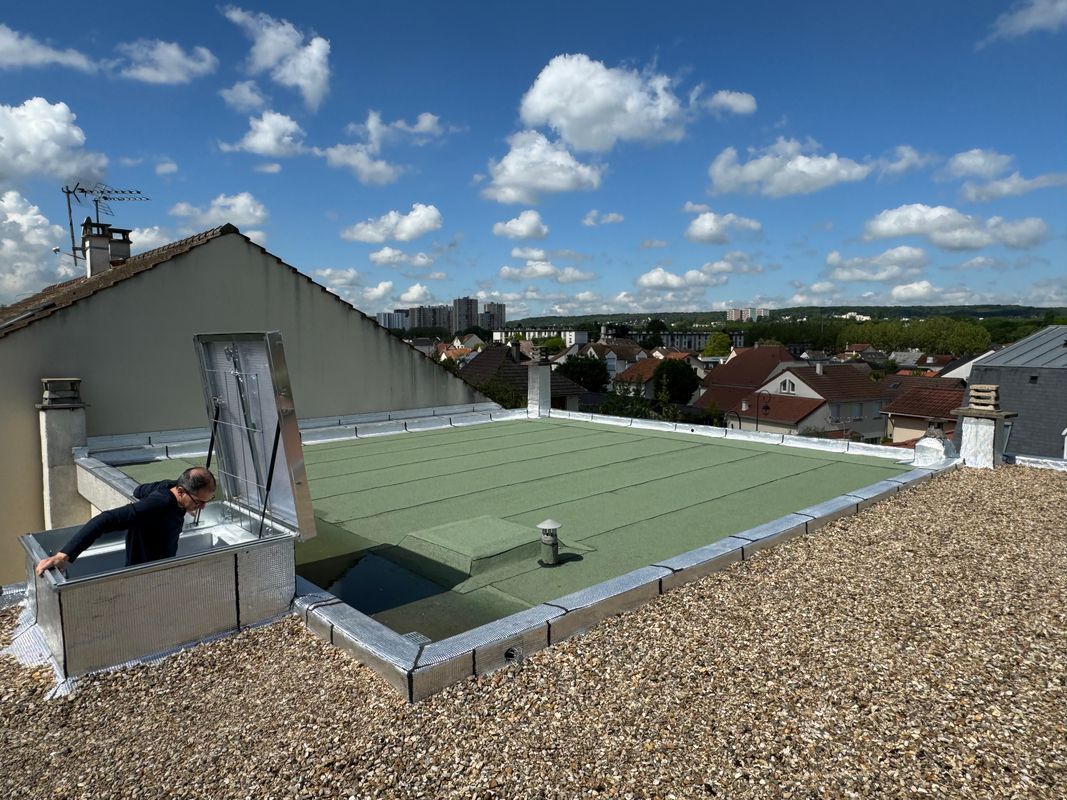 Pose de l'étanchéité sur un toit