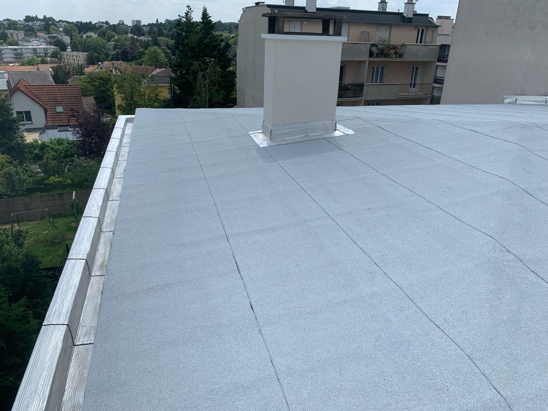 Toit d'une maison après travaux d'étanchéité