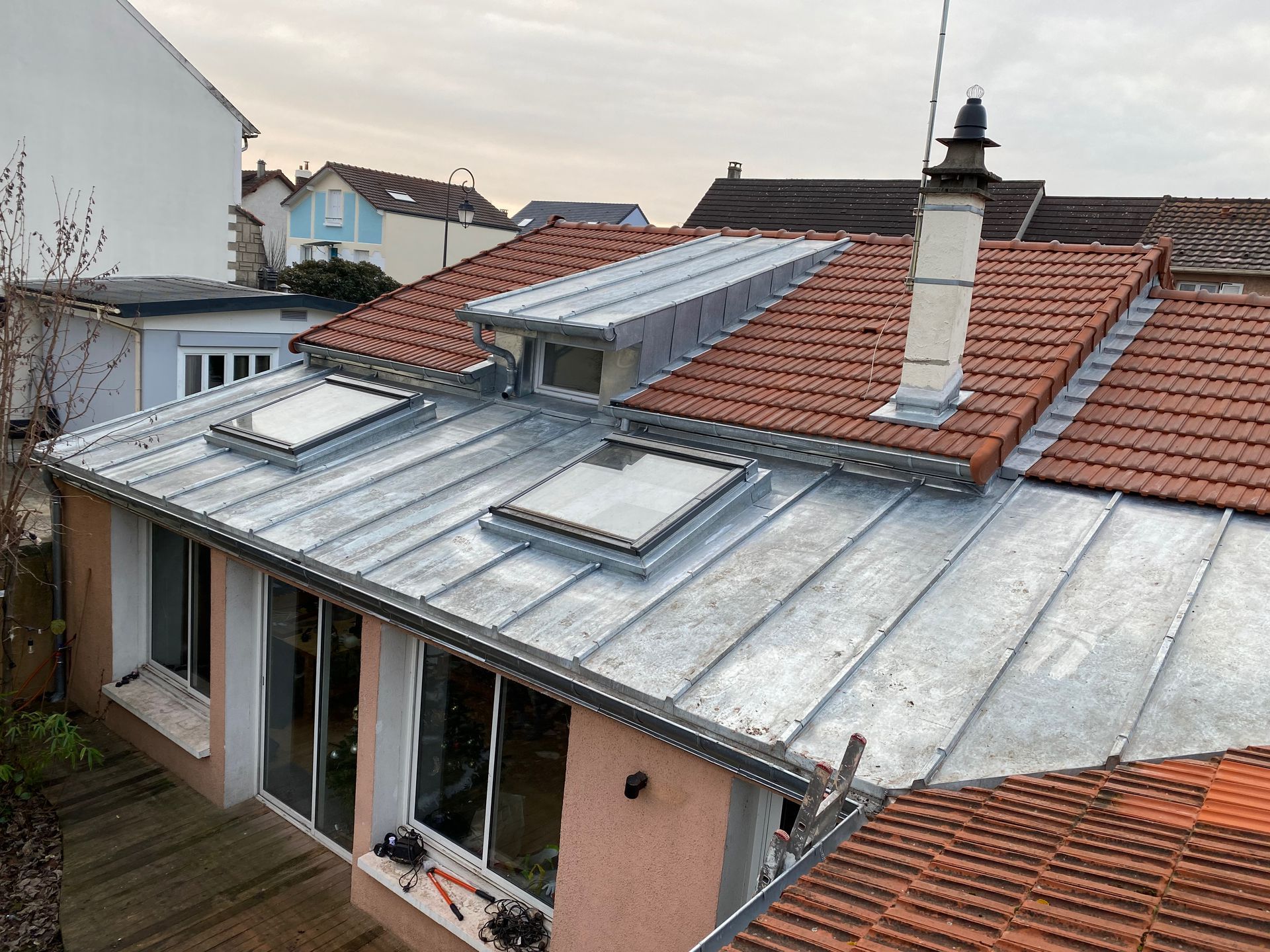 Elément de toiture en zinc